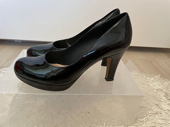 Myydään Clarks mustat kiiltonahka korkokengät koko UK5