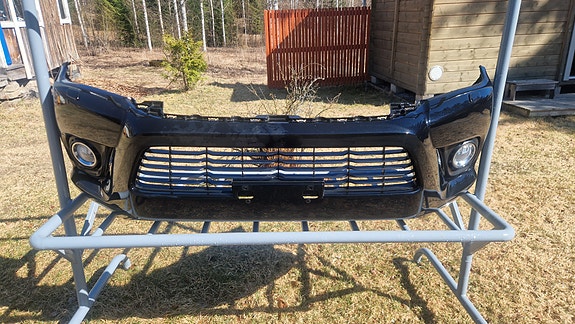 Toyota Hilux 2017-2018 etupuskuri ja osat musta