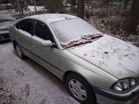 Toyota Avensis 1.8 1998 varaosia