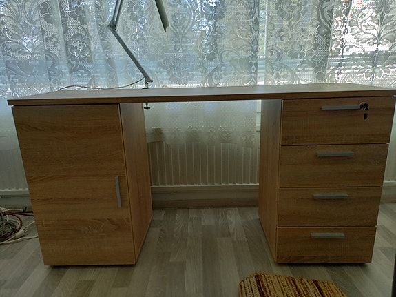 Kirjoituspöytä puunvärinen laatikostoilla