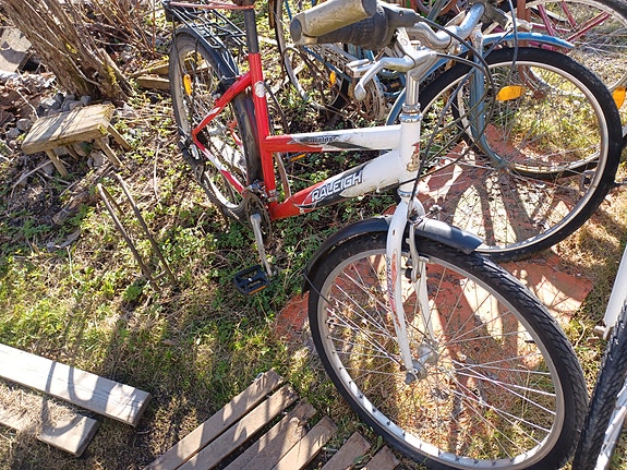 Maastopyörä 26" naisten runkokoko M punavalkoinen