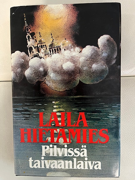 Laila Hietamies Pilvissä -kirja