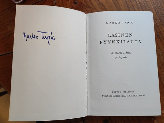 Marko Tapion signeeraama Lasinen pyykkilauta