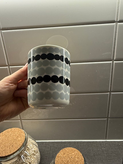 Marimekko Oiva muki musta-harmaa kuviollinen