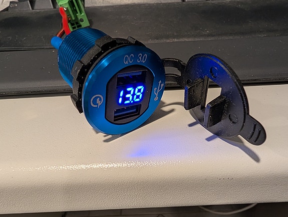 USB QC3.0 laturi jännitenäytöllä