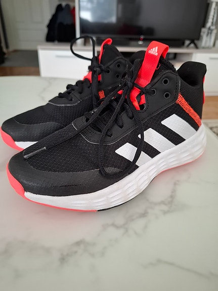 Myydään hyvänkuntoiset Adidas lenkkarit🏃 ♂️