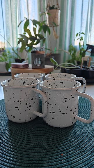 Pilkulliset isot kahvimukit 4 kpl