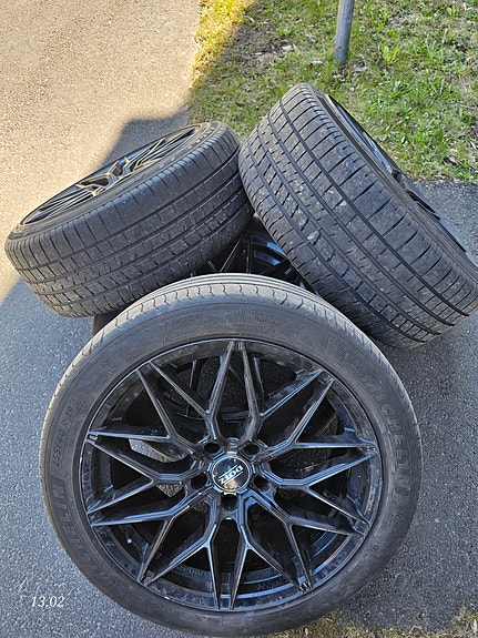 Michelin renkaat vanteilla 255/40 R19 mustat alumiinivanteet