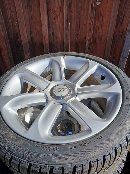 Audin 18" vanteet nastarenkailla.