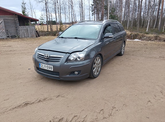 Toyota Avensis 2,0 d4d useita purettuna