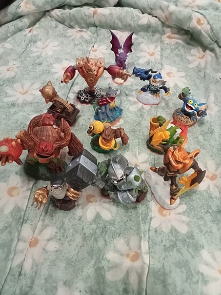 13kpl Skylanders hahmoja