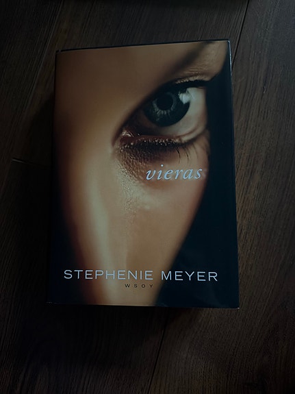 Stephenie Meyer Vieras kovakantinen kirja