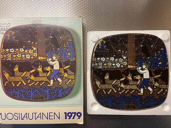 Arabian vuoden 1979 Kalevala -vuosilautanen + laatikko