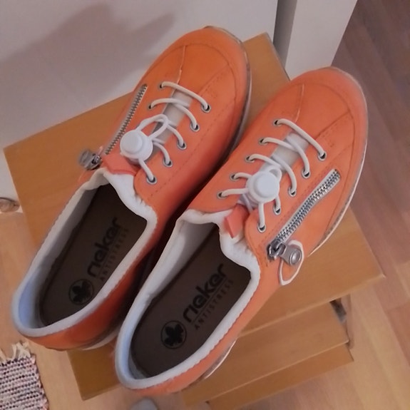 Iloisen oranssit Riekerin kengät