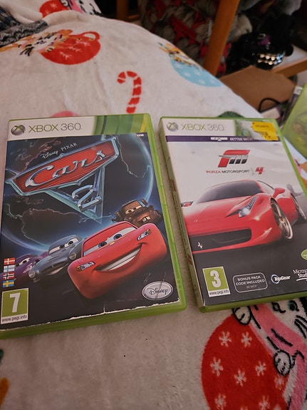 Xbox 360 pelit Cars 2 ja Forza Motorsport 4