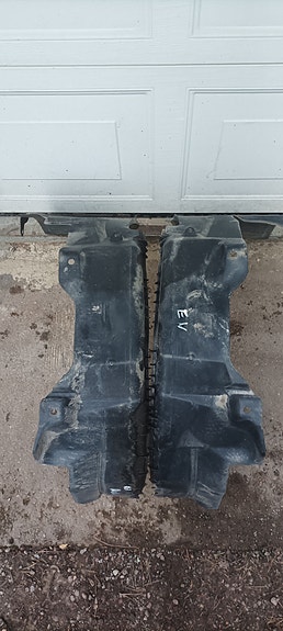 Volvo S 40, V 40 etu pyörän kotelo etu sisälokasuoja.