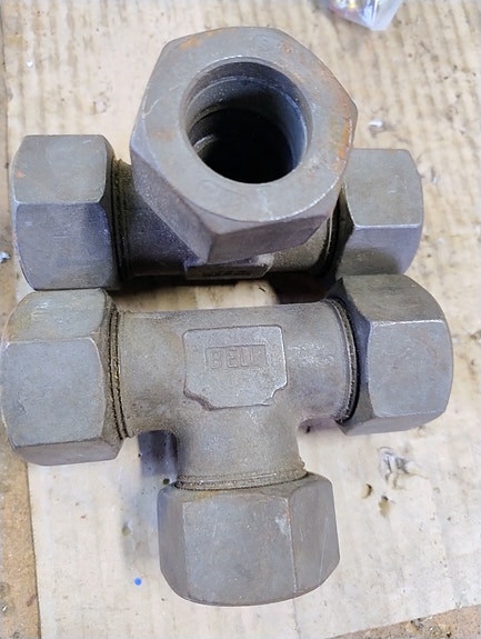Hydrauliikka T liitin