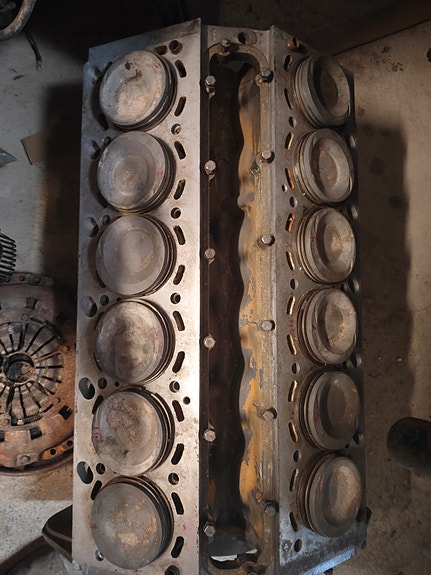 BMW V12 moottorin lohko + männät
