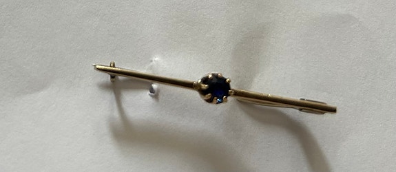 Vintage rintaneula kivellä