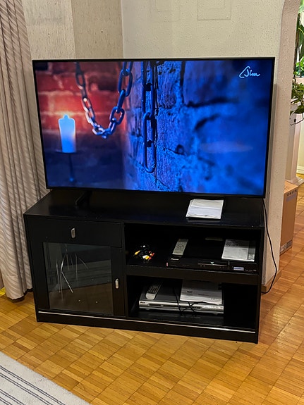 Musta TV-taso / lipasto
