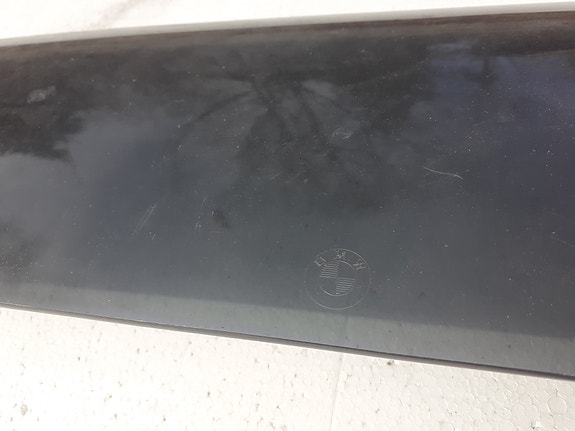 BMW E30- Korimallin kattoluukun tuuliohjain