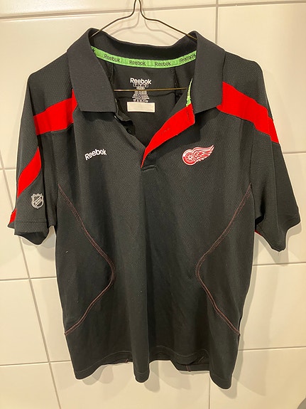Reebok Detroit Red Wings NHL miesten musta pikeepaita (golf). Koko L