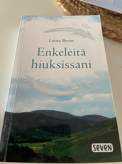 Lorna Byrne Enkeleitä hiuksissani kirja