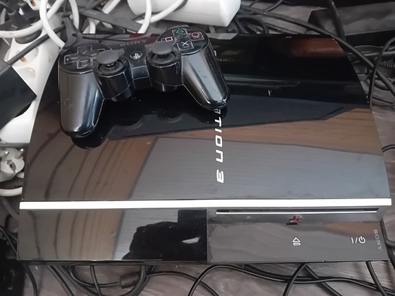 Playstation 3 konsoli ja ohjain
