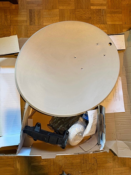 Satelliittiantenni tarvikkeineen