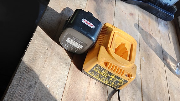 DeWalt akkulaturi ja akku