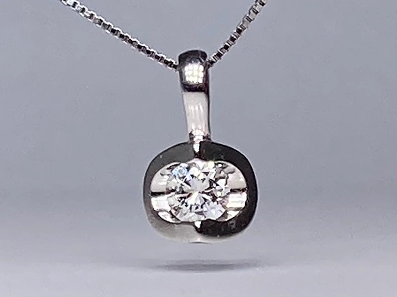 18K valkokultainen kaulakoru timanttiriipuksella – tyylikäs valinta