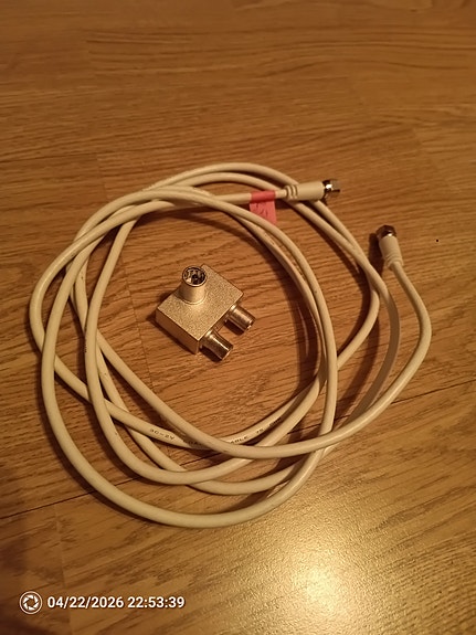 f coax kaapeli + tv / data jakaja.