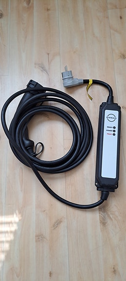 Nissan sähköauton latauskaapeli