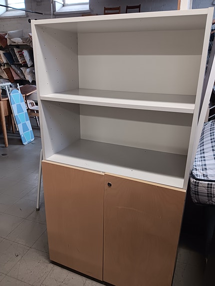 Hyllykkö alakaapeilla