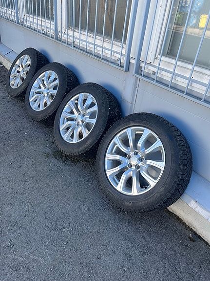 Alkuperäiset Land Rover 18” vanteet + nastarenkaat 235/60R18