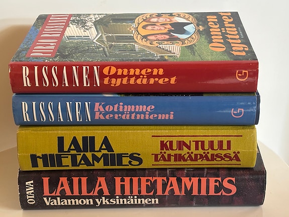 Kirjapaketti Laila Hietamies ja Pirjo Rissanen