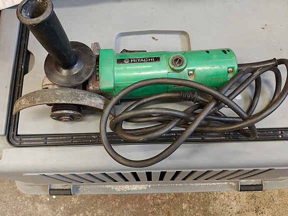 Hitachi kulmahiomakone