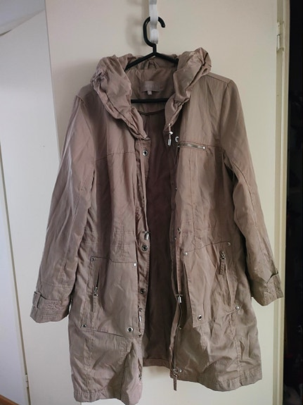 Myydään beige takki