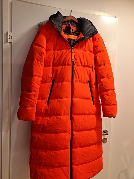 Icepeak naisten pitkä toppatakki.