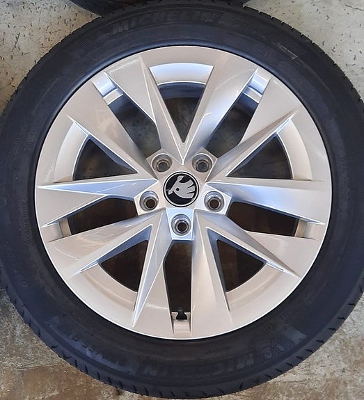 Siirtoajetut Skoda Octavia alkuperäiset alumiinivanteet + 205/55R17 kesärenkaat