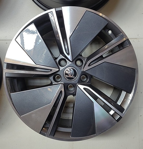 Siirtoajetut Skoda OE alumiinivanteet Regulus 8×19 5×112 ET45 KR57,1