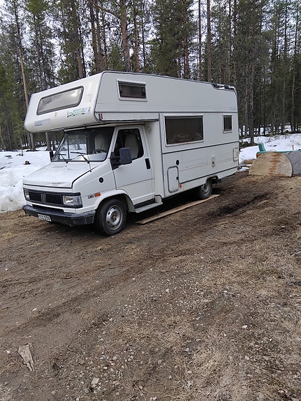 Fiat matkailuauto alkovimalli valkoinen