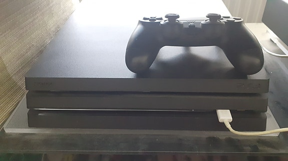 PS4 Pro 1 Tb+ ohjain+8 peliä