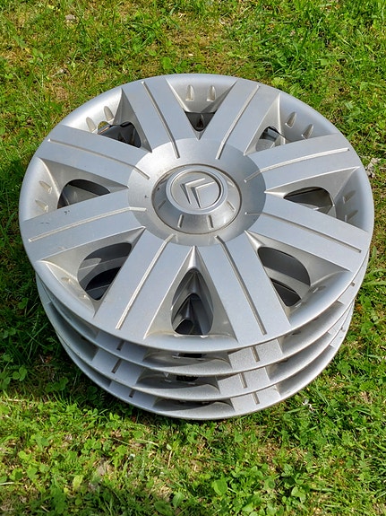 15" talvirenkaat vanteilla + Citroenin Original pölykapselit