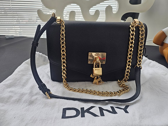 DKNY musta olkalaukku / crossbody laukku, erittäin siisti