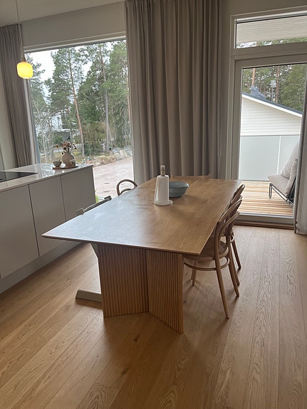 Jysk ruokapöytä tammen värinen
