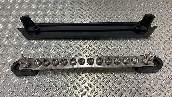 Jakoliitin BEP Marine Bus Bar Single, 12 x M4 + 2 x M6, 100 A, kannella