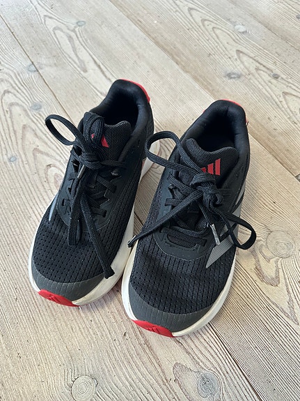 Myydään adidas lenkkarit 34