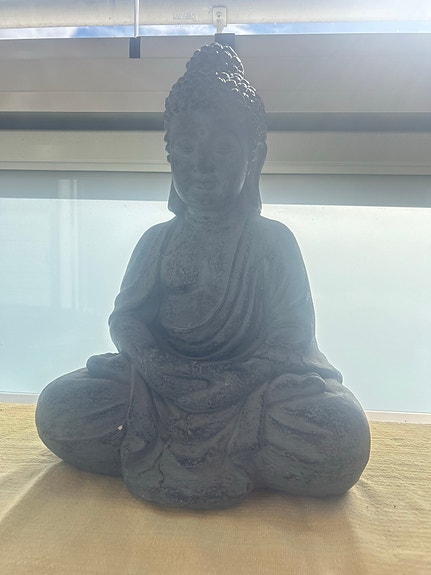 Harmaa Buddha-patsas