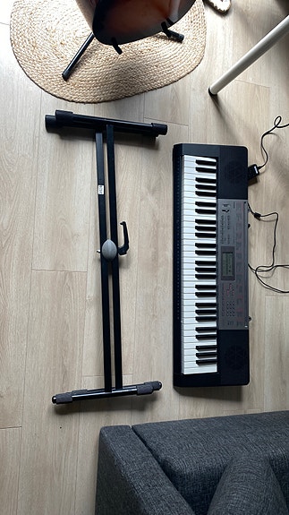 Casio kosketinsoitin telineellä